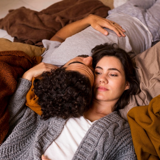 Foto gratuita linda pareja vista superior tumbados juntos en el sofá