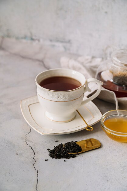 Linda taza de té blanco sobre fondo de mármol