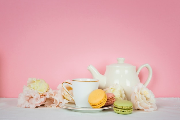 Linda taza de té con macarrones