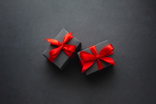 Lindas cajas de regalo sobre fondo negro