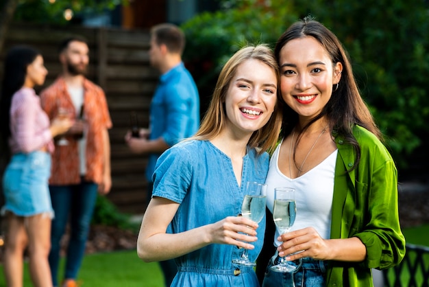 Foto gratuita lindas chicas jóvenes sonriendo a la cámara