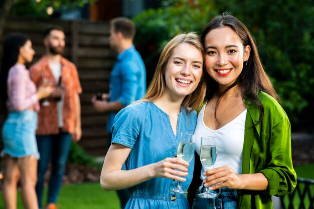 Lindas chicas jóvenes sonriendo a la cámara