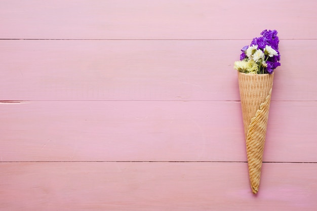 Foto gratuita lindas flores en cono crujiente