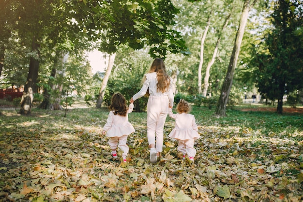 Lindas hermanitas jugando en un parque de primavera