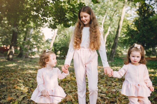 Lindas hermanitas jugando en un parque de primavera