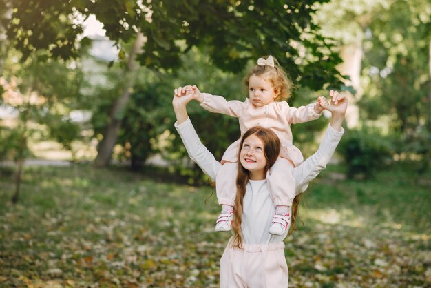 Lindas hermanitas jugando en un parque de primavera