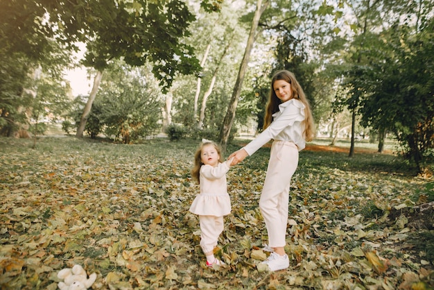 Lindas hermanitas jugando en un parque de primavera