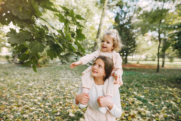 Lindas hermanitas jugando en un parque de primavera