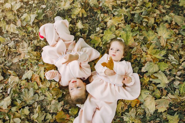 Lindas hermanitas jugando en un parque de primavera