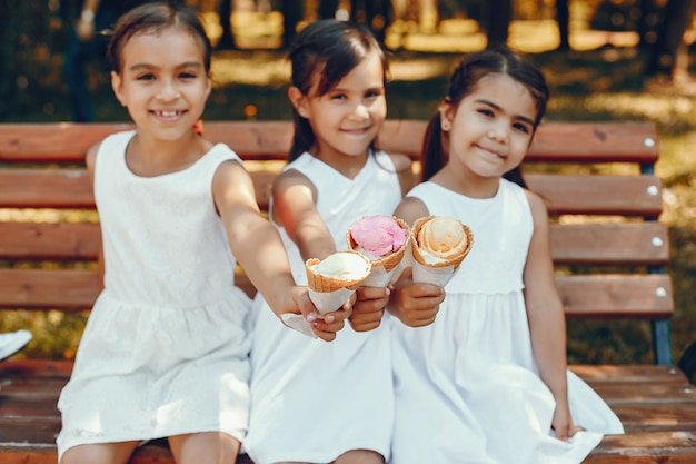 Foto gratuita lindas hermanitas en un parque de verano