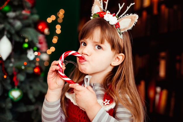 Foto gratuita las lindas hijas comiendo golosinas