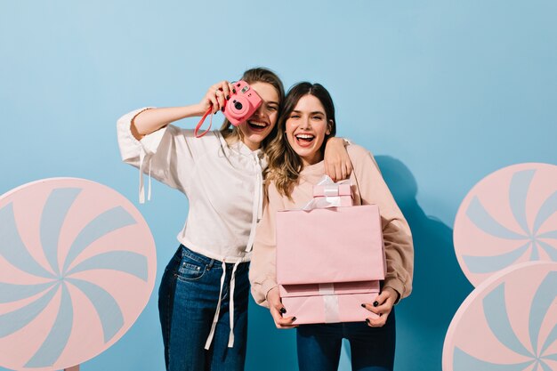 Lindas modelos femeninas posando con decoración de dulces