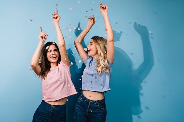 Foto gratuita lindas mujeres bailando con las manos arriba