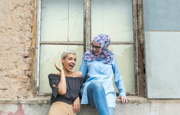 Foto gratuita lindas mujeres divirtiéndose juntas