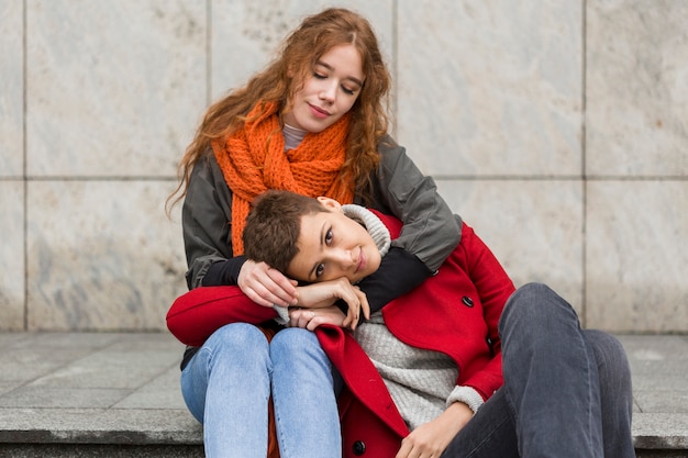 Lindas mujeres jóvenes juntas al aire libre