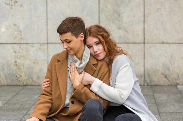 Lindas mujeres jóvenes juntas en el amor