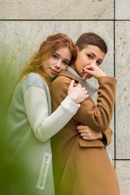 Lindas mujeres jóvenes posando juntos