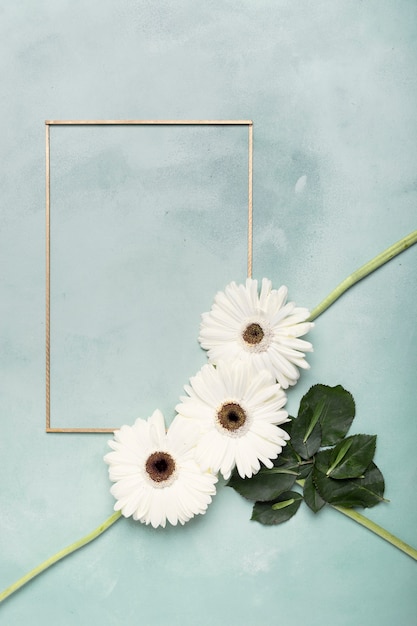 Foto gratuita lindo arreglo de flores frescas blancas y marco vertical