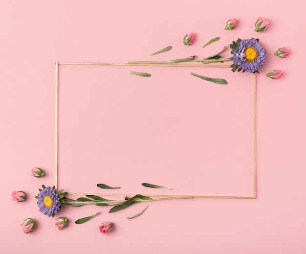 Lindo arreglo de un marco horizontal con flores sobre fondo rosa