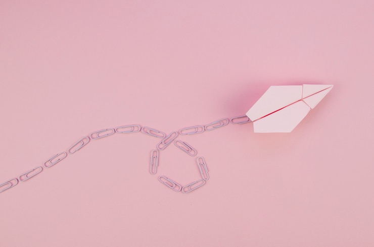 Foto gratuito lindo avión de papel minimalista con rastro en rosa
