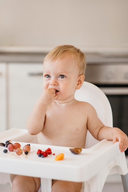 Lindo bebé comiendo solo