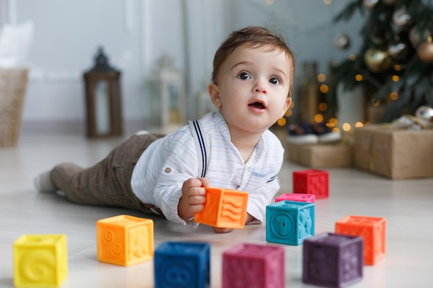 lindo bebe con juguetes