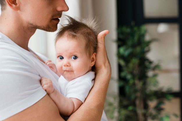 Lindo bebe en manos del padre