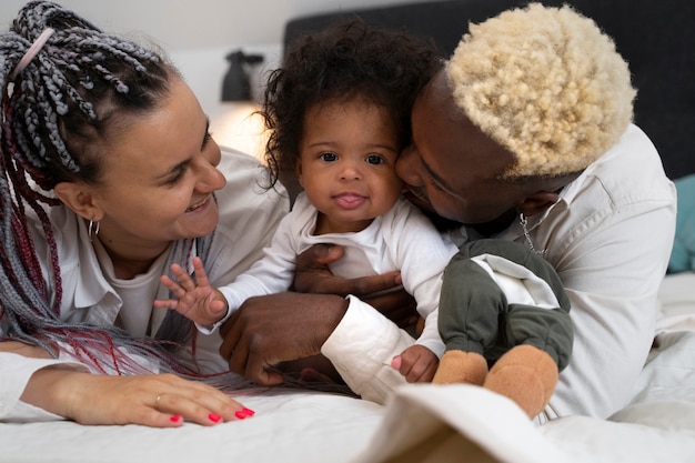 Foto gratuita lindo bebé negro en casa con sus padres