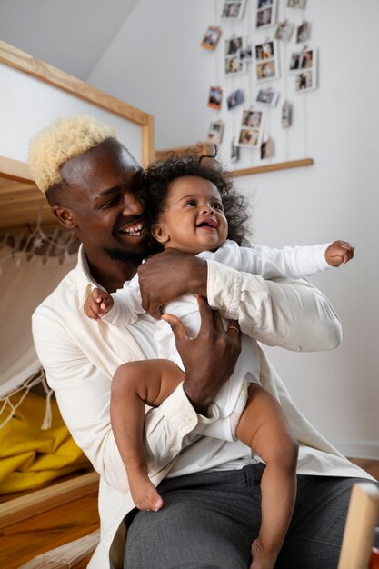 Lindo bebé negro en casa con sus padres