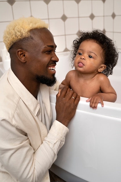 Lindo bebé negro en casa con sus padres