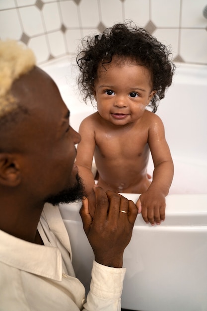 Lindo bebé negro en casa con sus padres