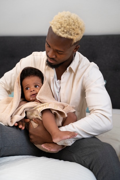 Lindo bebé negro en casa con sus padres