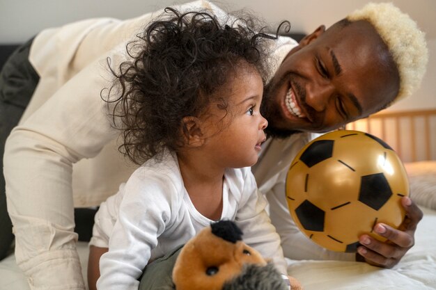 Lindo bebé negro en casa con sus padres