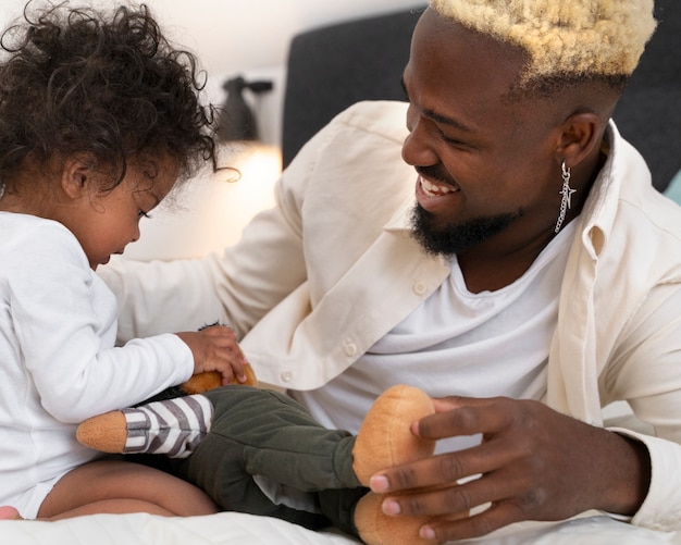 Lindo bebé negro en casa con sus padres