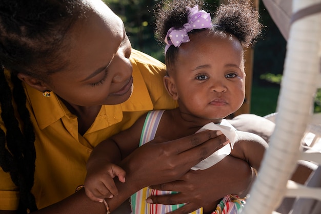 Foto gratuita lindo bebé negro en casa con sus padres