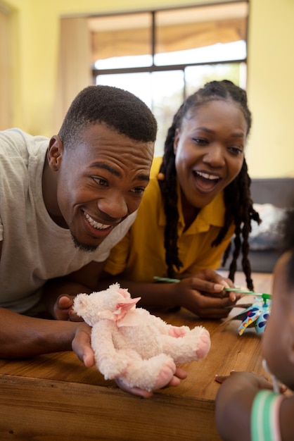 Foto gratuita lindo bebé negro en casa con sus padres