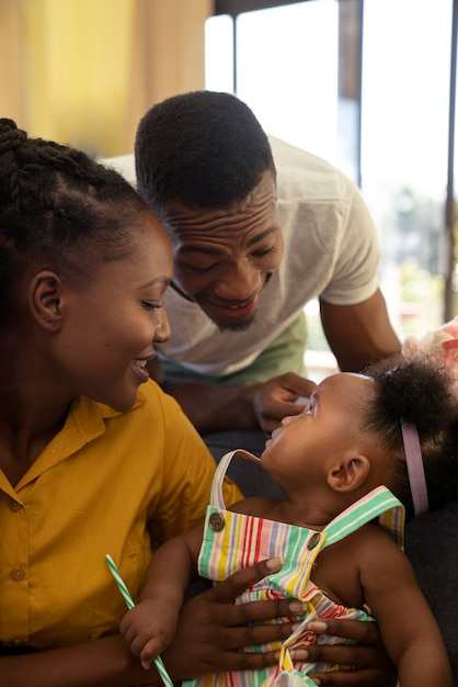 Foto gratuita lindo bebé negro en casa con sus padres