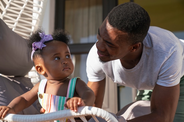 Foto gratuita lindo bebé negro en casa con sus padres