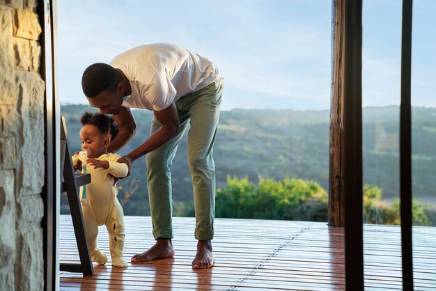 Lindo bebé negro en casa con sus padres