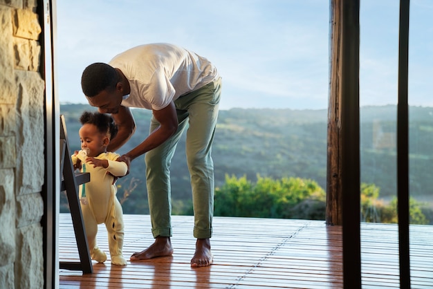 Lindo bebé negro en casa con sus padres