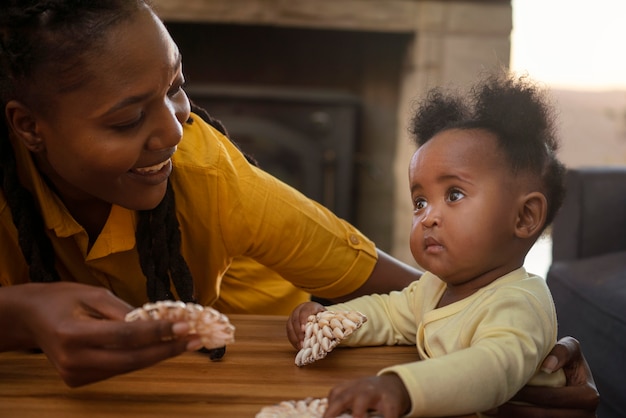 Foto gratuita lindo bebé negro en casa con sus padres