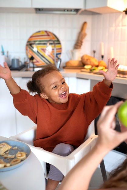 Foto gratuita lindo bebé negro divirtiéndose en casa