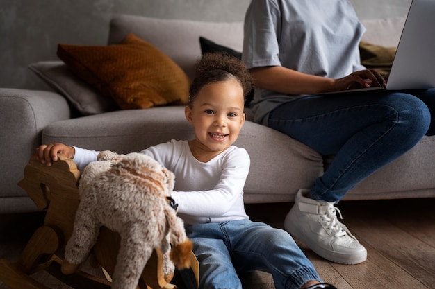 Foto gratuita lindo bebé negro divirtiéndose en casa