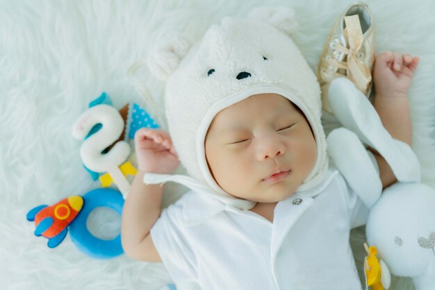 Lindo bebé niño duerme con un dulce sueño y una cama suave y blanca pacífica