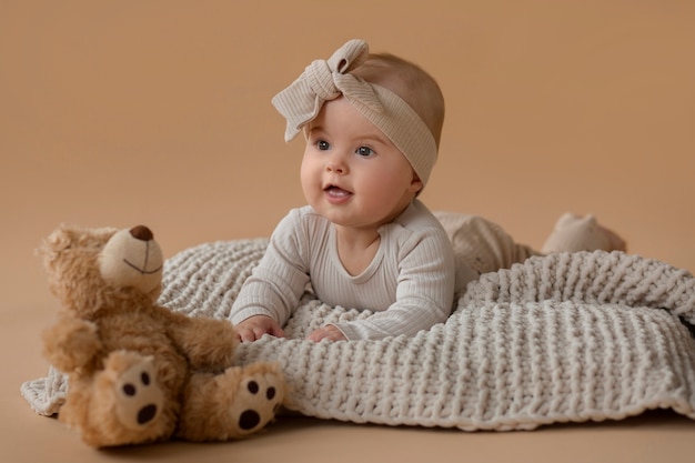 Lindo bebé con peluche