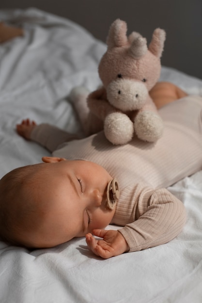 Lindo bebé con peluche