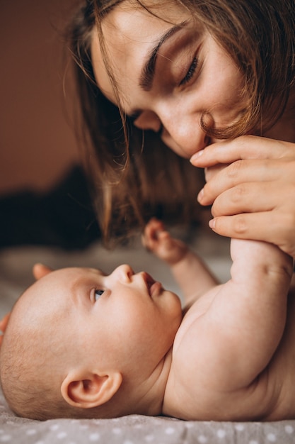 Lindo bebé recién nacido con mamá