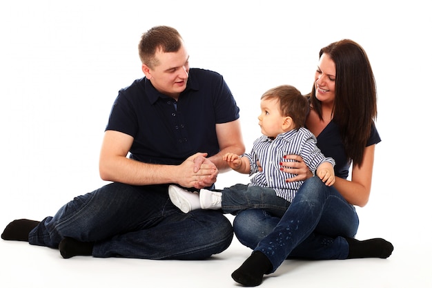 Foto gratuita lindo bebé con sus padres en blanco