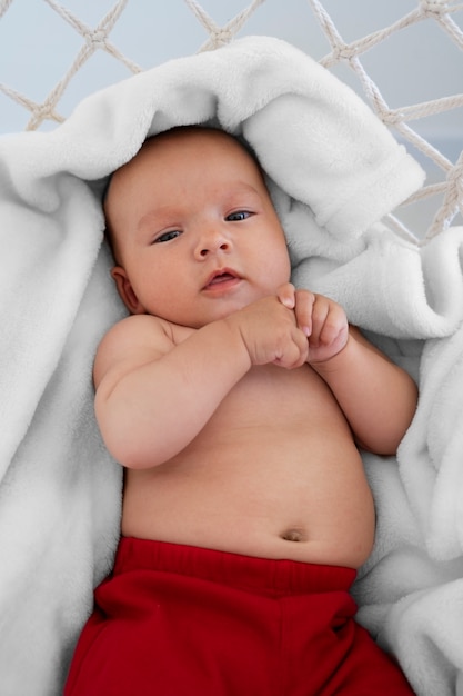 Lindo bebé vestido con ropa de santa claus