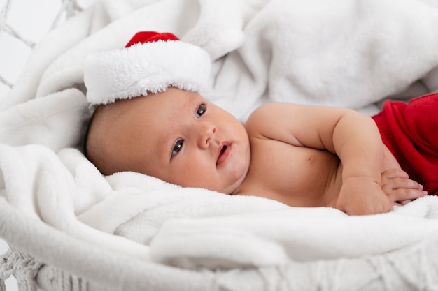 Lindo bebé vestido con ropa de santa claus